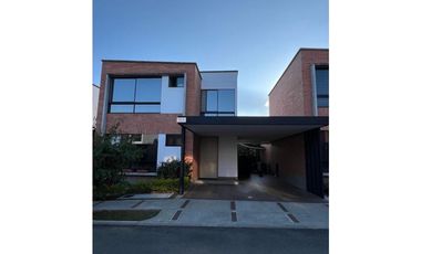 Casa para la venta en la entrada del Retiro