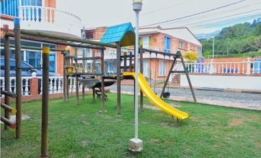 Maat vende Casa en conjunto cerrado-Villeta. 230M2 $550 Millones