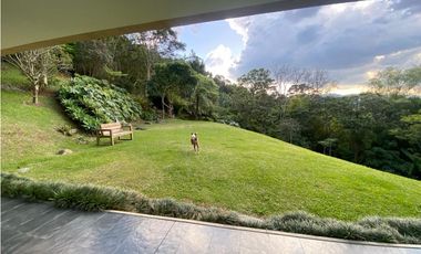 Casa rodeada de verde en El Poblado