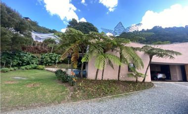 Casa rodeada de verde en El Poblado