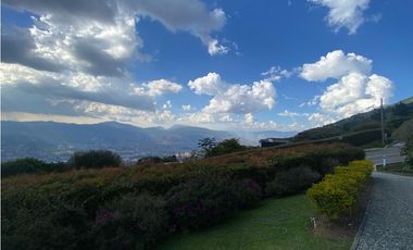 Casa rodeada de verde en El Poblado