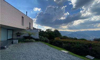 Casa rodeada de verde en El Poblado