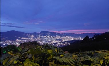Casa rodeada de verde en El Poblado