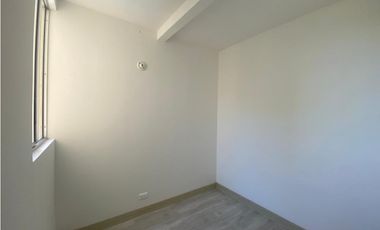 APARTAMENTO EN UNIDAD CERRADA CON ACABADOS EN MARINILLA