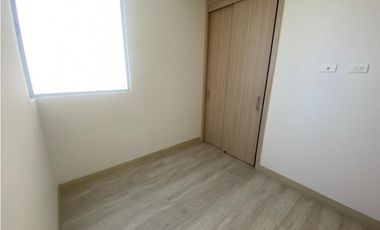 APARTAMENTO EN UNIDAD CERRADA CON ACABADOS EN MARINILLA