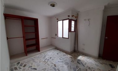 Casa de tres pisos en venta y permuta Barrio El Bosque Palmira Valle