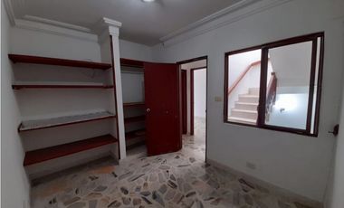 Casa de tres pisos en venta y permuta Barrio El Bosque Palmira Valle