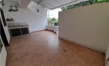 Casa de tres pisos en venta y permuta Barrio El Bosque Palmira Valle