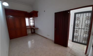 Casa de tres pisos en venta y permuta Barrio El Bosque Palmira Valle