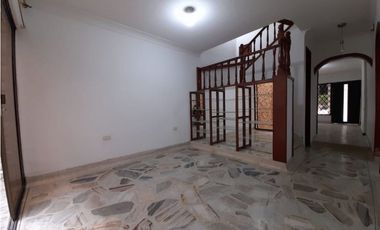 Casa de tres pisos en venta y permuta Barrio El Bosque Palmira Valle