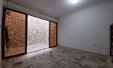 Casa de tres pisos en venta y permuta Barrio El Bosque Palmira Valle