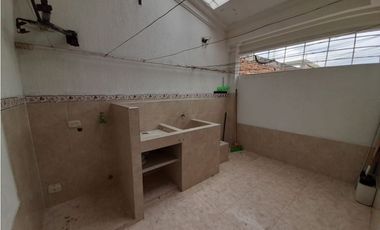 Casa de tres pisos en venta y permuta Barrio El Bosque Palmira Valle