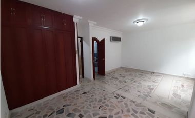 Casa de tres pisos en venta y permuta Barrio El Bosque Palmira Valle