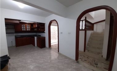 Casa de tres pisos en venta y permuta Barrio El Bosque Palmira Valle