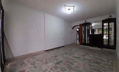 Casa de tres pisos en venta y permuta Barrio El Bosque Palmira Valle