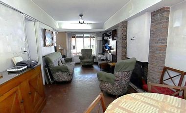Casa en venta - 3 Dormitorios 2 Baños - Cochera - 186Mts2 - Hurlingham