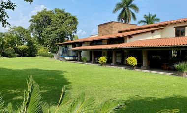 Casa en Residencial Los Apantles, cerca de Sumiya, Cuernavaca