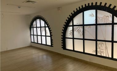 Local con amplio terreno