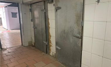 Local con amplio terreno