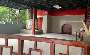 Local con amplio terreno