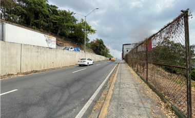 Se alquila terreno comercial en Ave de los Mártires - Santa Ana (DR)
