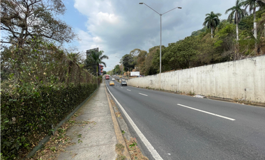 Se alquila terreno comercial en Ave de los Mártires - Santa Ana (DR)