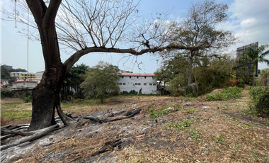 Se alquila terreno comercial en Ave de los Mártires - Santa Ana (DR)