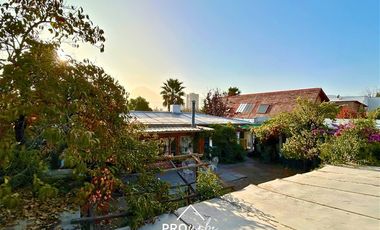 Casa en Venta en Para Remodelar, Bien Emplazada en 830 m2 de Terreno, en Faldas del Cerro Calán, Las Condes