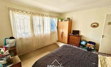 Casa en Venta en Para Remodelar, Bien Emplazada en 830 m2 de Terreno, en Faldas del Cerro Calán, Las Condes