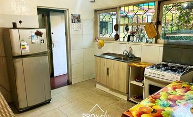 Casa en Venta en Para Remodelar, Bien Emplazada en 830 m2 de Terreno, en Faldas del Cerro Calán, Las Condes