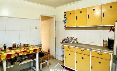 Casa en Venta en Para Remodelar, Bien Emplazada en 830 m2 de Terreno, en Faldas del Cerro Calán, Las Condes