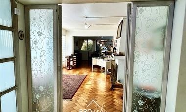 Casa en Venta en Para Remodelar, Bien Emplazada en 830 m2 de Terreno, en Faldas del Cerro Calán, Las Condes