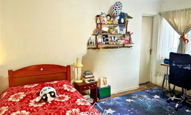 Casa en Venta en Para Remodelar, Bien Emplazada en 830 m2 de Terreno, en Faldas del Cerro Calán, Las Condes