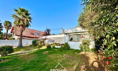 Casa en Venta en Para Remodelar, Bien Emplazada en 830 m2 de Terreno, en Faldas del Cerro Calán, Las Condes