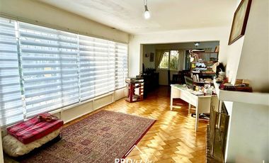 Casa en Venta en Para Remodelar, Bien Emplazada en 830 m2 de Terreno, en Faldas del Cerro Calán, Las Condes