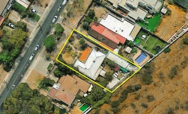 Casa en Venta en Para Remodelar, Bien Emplazada en 830 m2 de Terreno, en Faldas del Cerro Calán, Las Condes