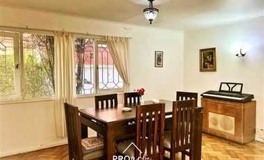 Casa en Venta en Para Remodelar, Bien Emplazada en 830 m2 de Terreno, en Faldas del Cerro Calán, Las Condes