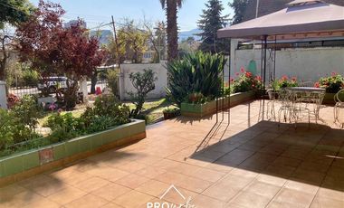 Casa en Venta en Para Remodelar, Bien Emplazada en 830 m2 de Terreno, en Faldas del Cerro Calán, Las Condes