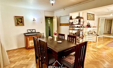 Casa en Venta en Para Remodelar, Bien Emplazada en 830 m2 de Terreno, en Faldas del Cerro Calán, Las Condes