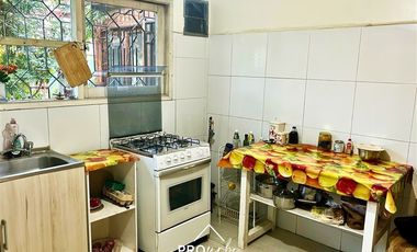 Casa en Venta en Para Remodelar, Bien Emplazada en 830 m2 de Terreno, en Faldas del Cerro Calán, Las Condes
