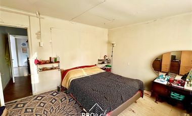 Casa en Venta en Para Remodelar, Bien Emplazada en 830 m2 de Terreno, en Faldas del Cerro Calán, Las Condes