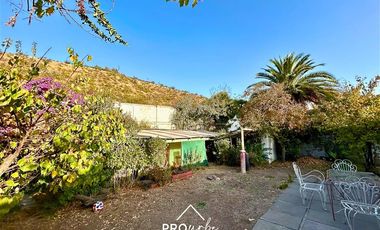 Casa en Venta en Para Remodelar, Bien Emplazada en 830 m2 de Terreno, en Faldas del Cerro Calán, Las Condes