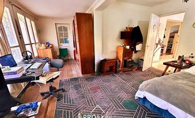 Casa en Venta en Para Remodelar, Bien Emplazada en 830 m2 de Terreno, en Faldas del Cerro Calán, Las Condes