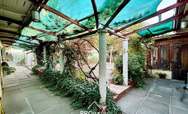 Casa en Venta en Para Remodelar, Bien Emplazada en 830 m2 de Terreno, en Faldas del Cerro Calán, Las Condes