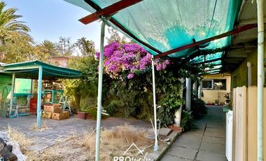 Casa en Venta en Para Remodelar, Bien Emplazada en 830 m2 de Terreno, en Faldas del Cerro Calán, Las Condes