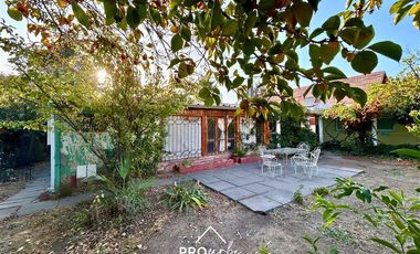 Casa en Venta en Para Remodelar, Bien Emplazada en 830 m2 de Terreno, en Faldas del Cerro Calán, Las Condes