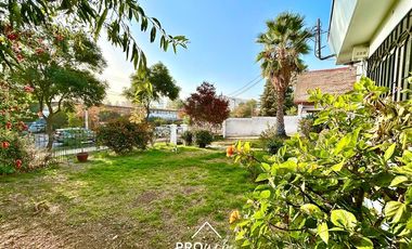 Casa en Venta en Para Remodelar, Bien Emplazada en 830 m2 de Terreno, en Faldas del Cerro Calán, Las Condes