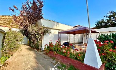 Casa en Venta en Para Remodelar, Bien Emplazada en 830 m2 de Terreno, en Faldas del Cerro Calán, Las Condes