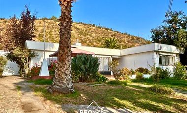 Casa en Venta en Para Remodelar, Bien Emplazada en 830 m2 de Terreno, en Faldas del Cerro Calán, Las Condes