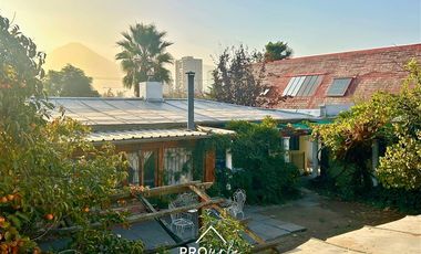 Casa en Venta en Para Remodelar, Bien Emplazada en 830 m2 de Terreno, en Faldas del Cerro Calán, Las Condes